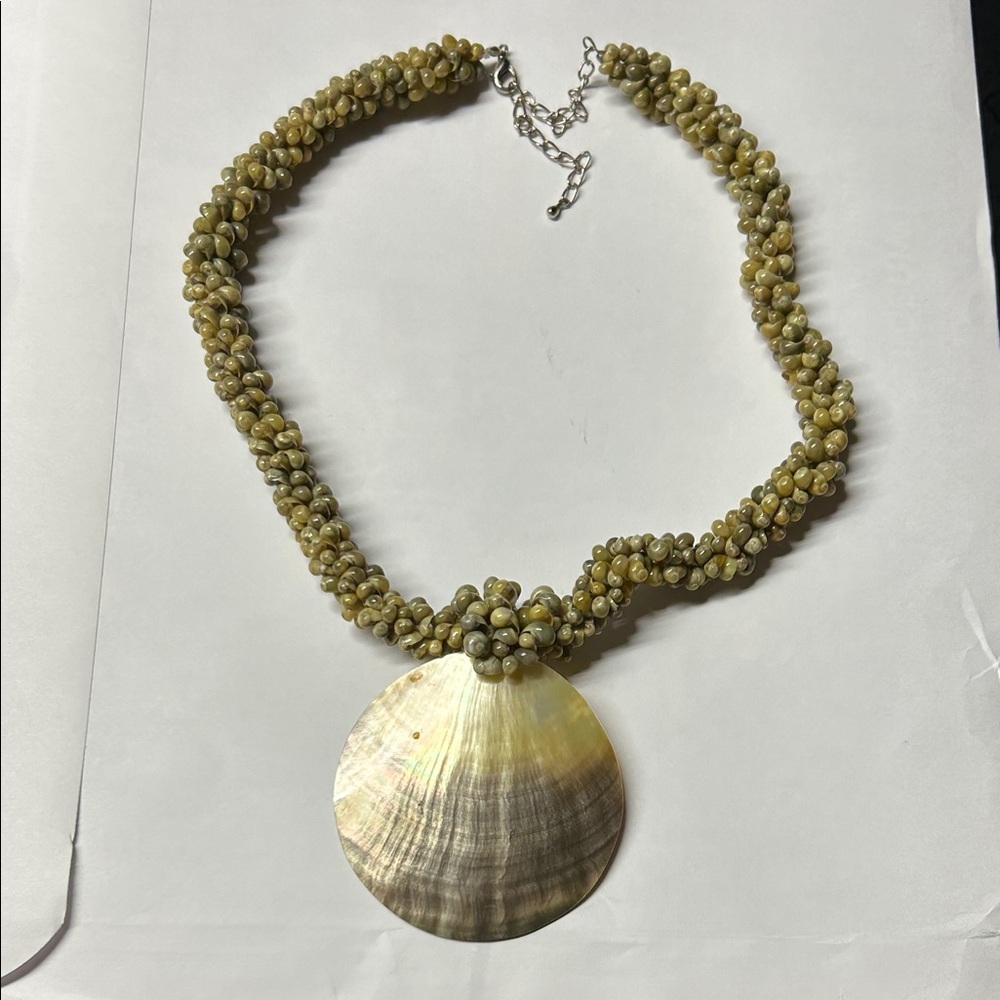 Elegant Gold Shell Pendant Necklace